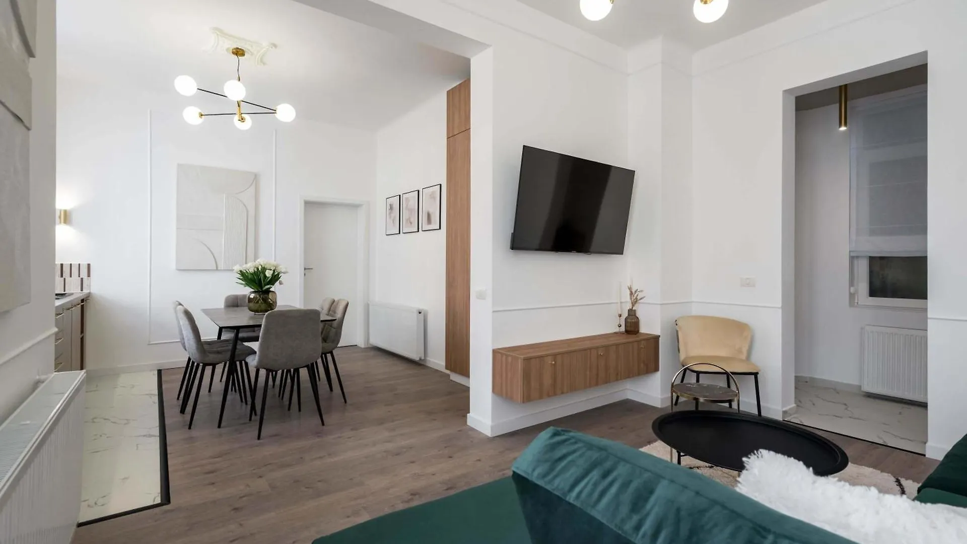 Gorgeous & Bright 2Br Condos - Steps From Old Town Bukurešť