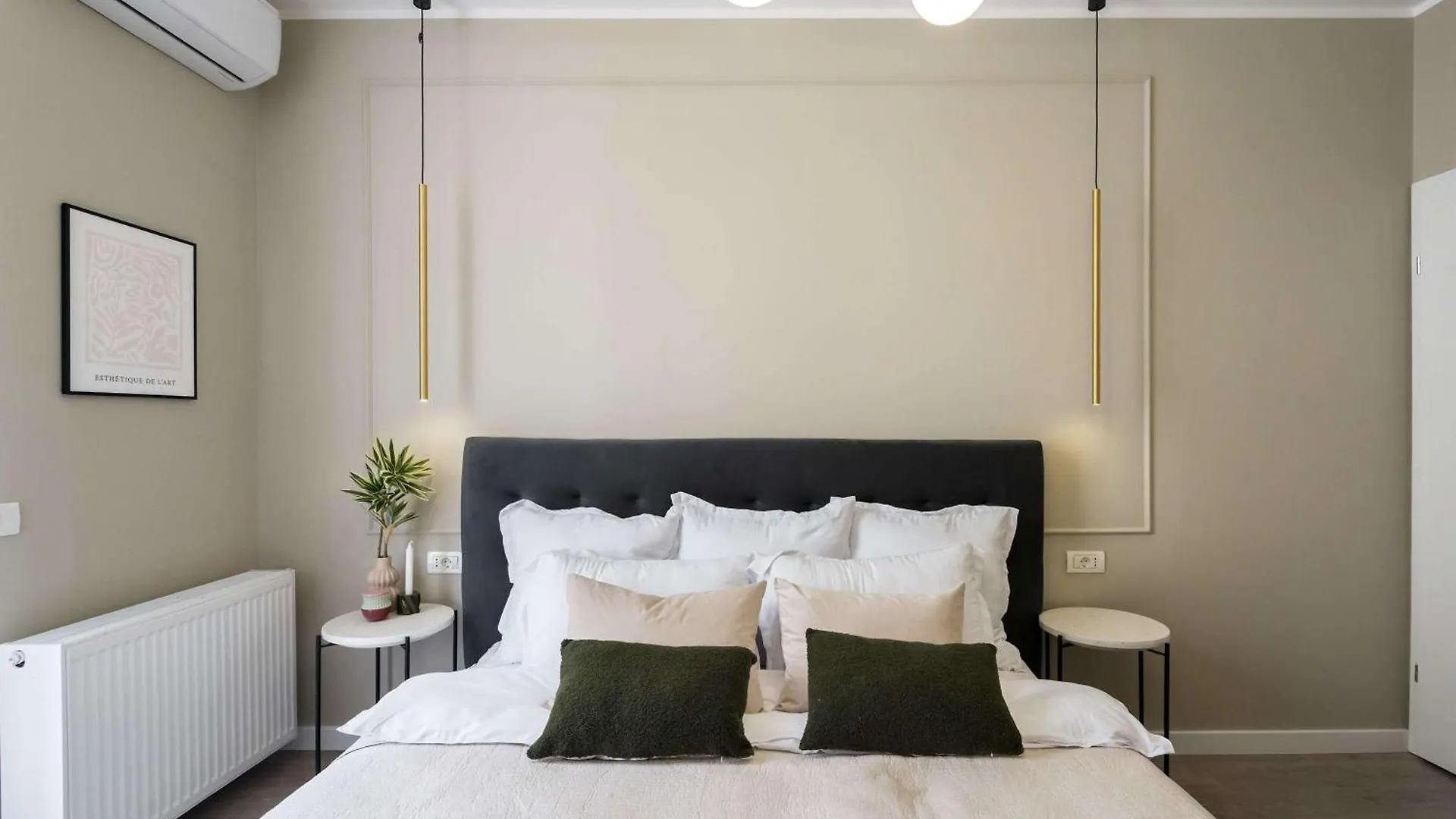 Gorgeous & Bright 2Br Condos - Steps From Old Town Bukurešť 0*,  Rumunsko