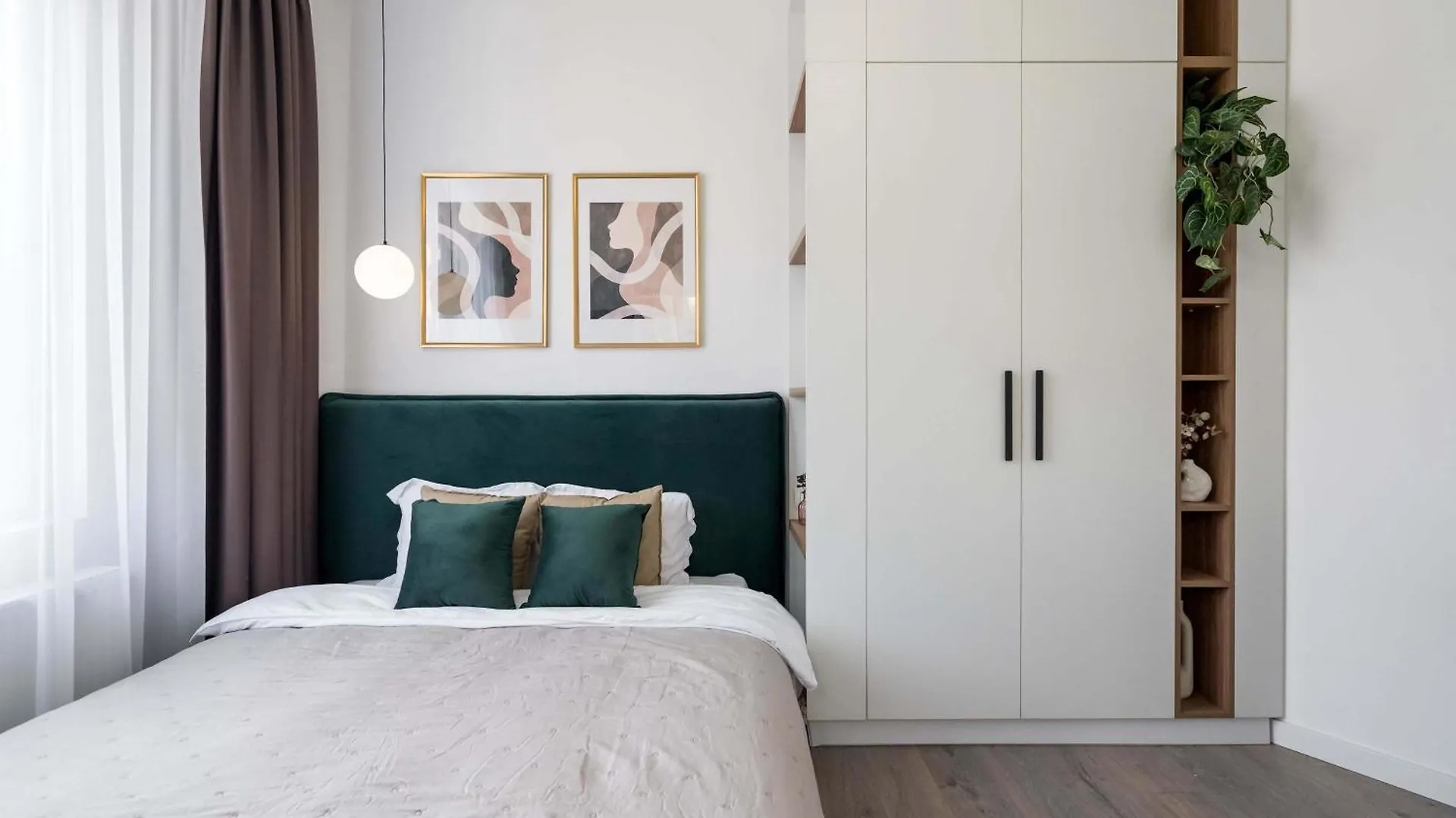 Gorgeous & Bright 2Br Condos - Steps From Old Town Bukurešť