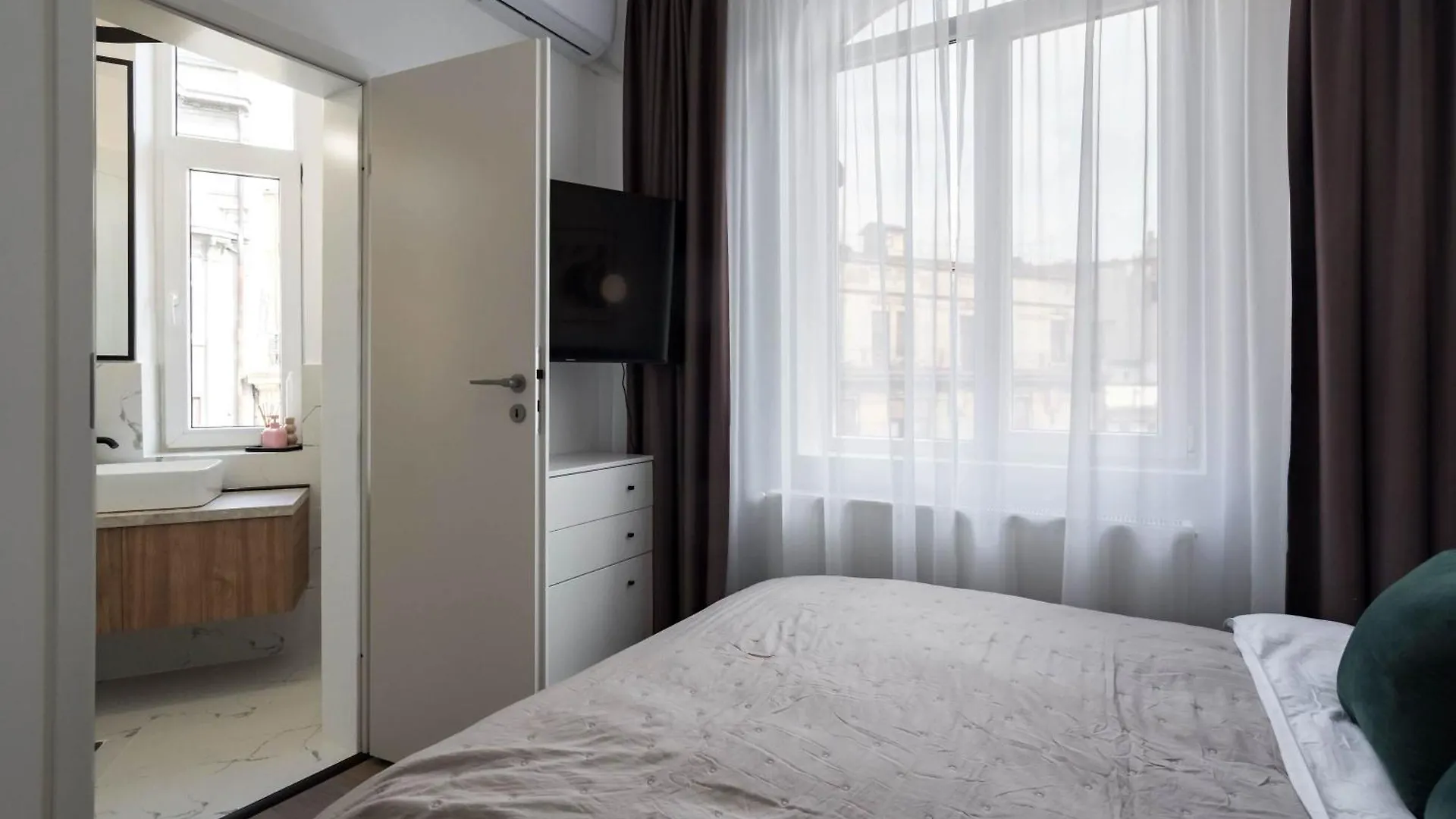 Gorgeous & Bright 2Br Condos - Steps From Old Town Bukurešť