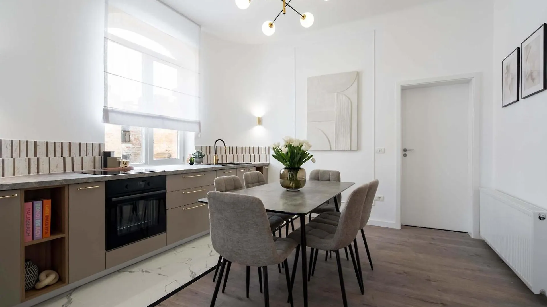 Gorgeous & Bright 2Br Condos - Steps From Old Town Bukurešť