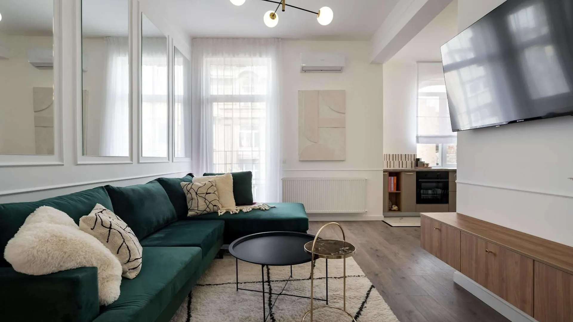 Gorgeous & Bright 2Br Condos - Steps From Old Town Bukurešť 0*,  Rumunsko