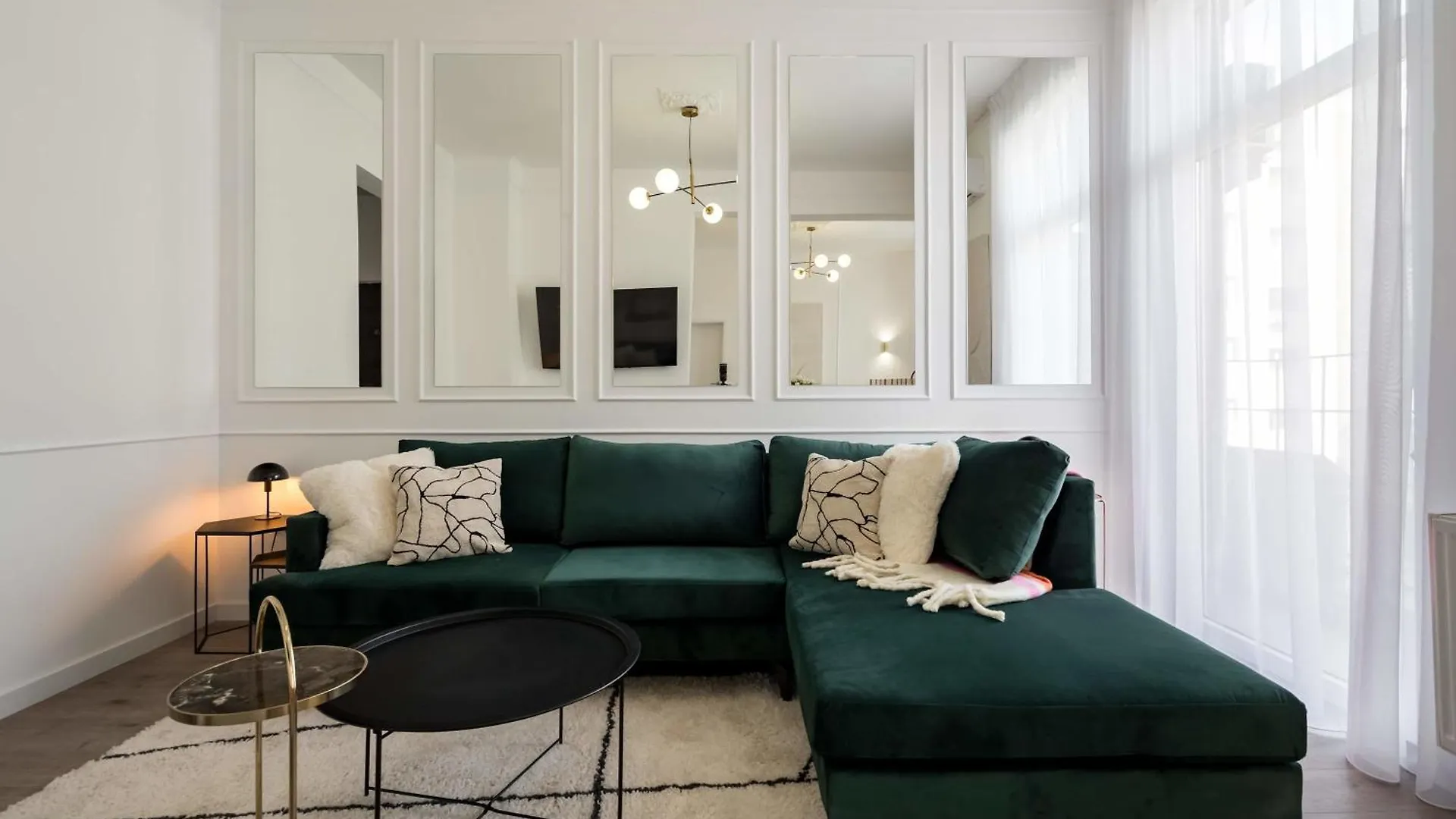 Gorgeous & Bright 2Br Condos - Steps From Old Town Bukurešť