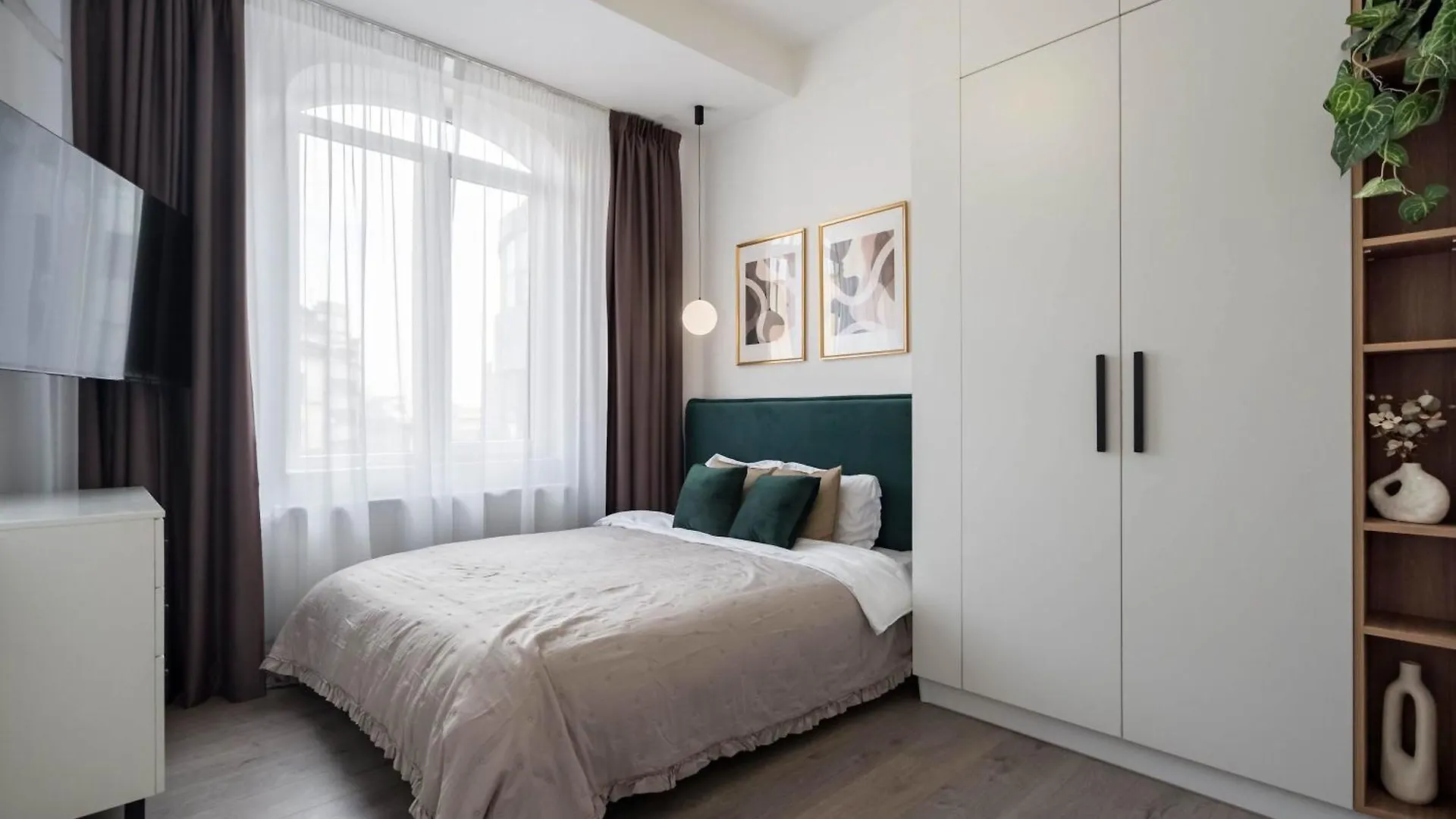 Gorgeous & Bright 2Br Condos - Steps From Old Town Bukurešť Apartmán