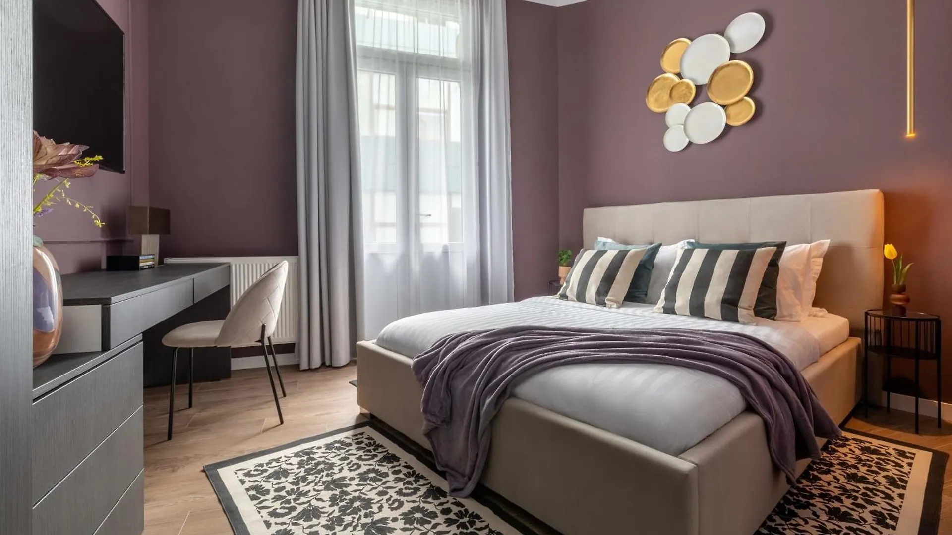 Gorgeous & Bright 2Br Condos - Steps From Old Town Bucharest