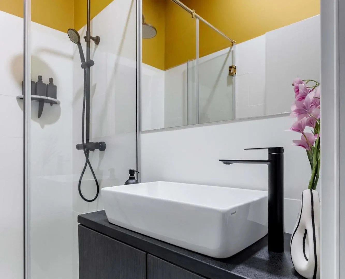 Gorgeous & Bright 2Br Condos - Steps From Old Town Bucharest