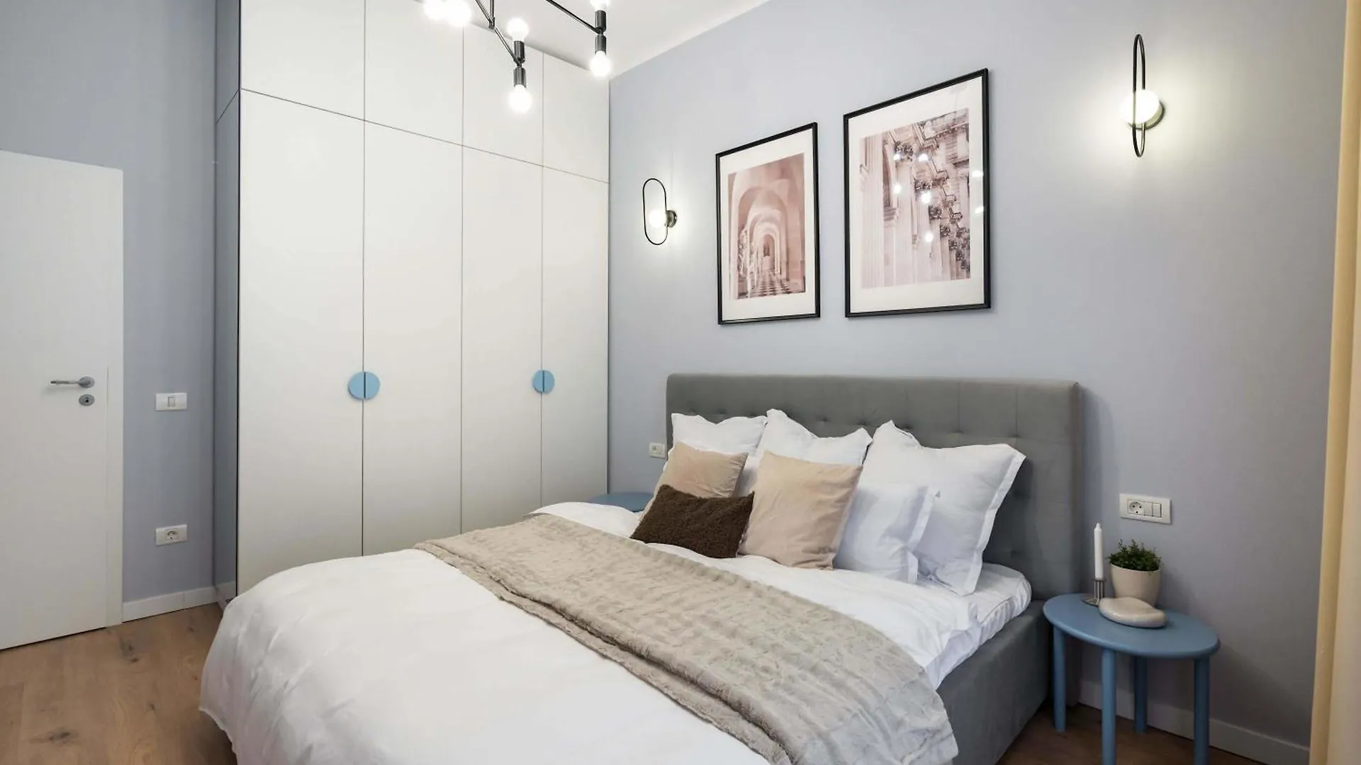 Gorgeous & Bright 2Br Condos - Steps From Old Town Bucharest Romania