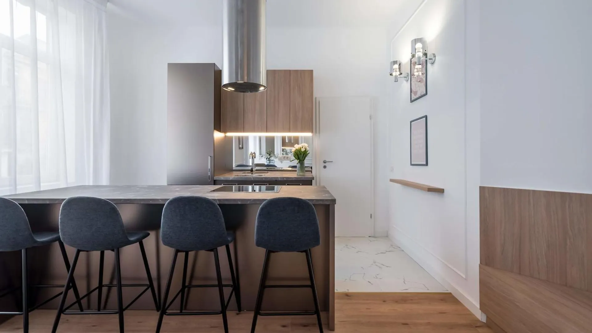 Gorgeous & Bright 2Br Condos - Steps From Old Town Bucharest 0*,