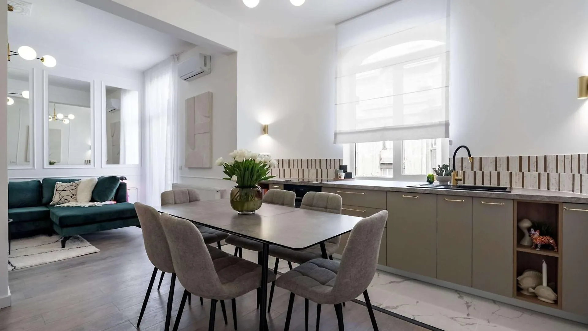 Gorgeous & Bright 2Br Condos - Steps From Old Town Bucharest 0*,