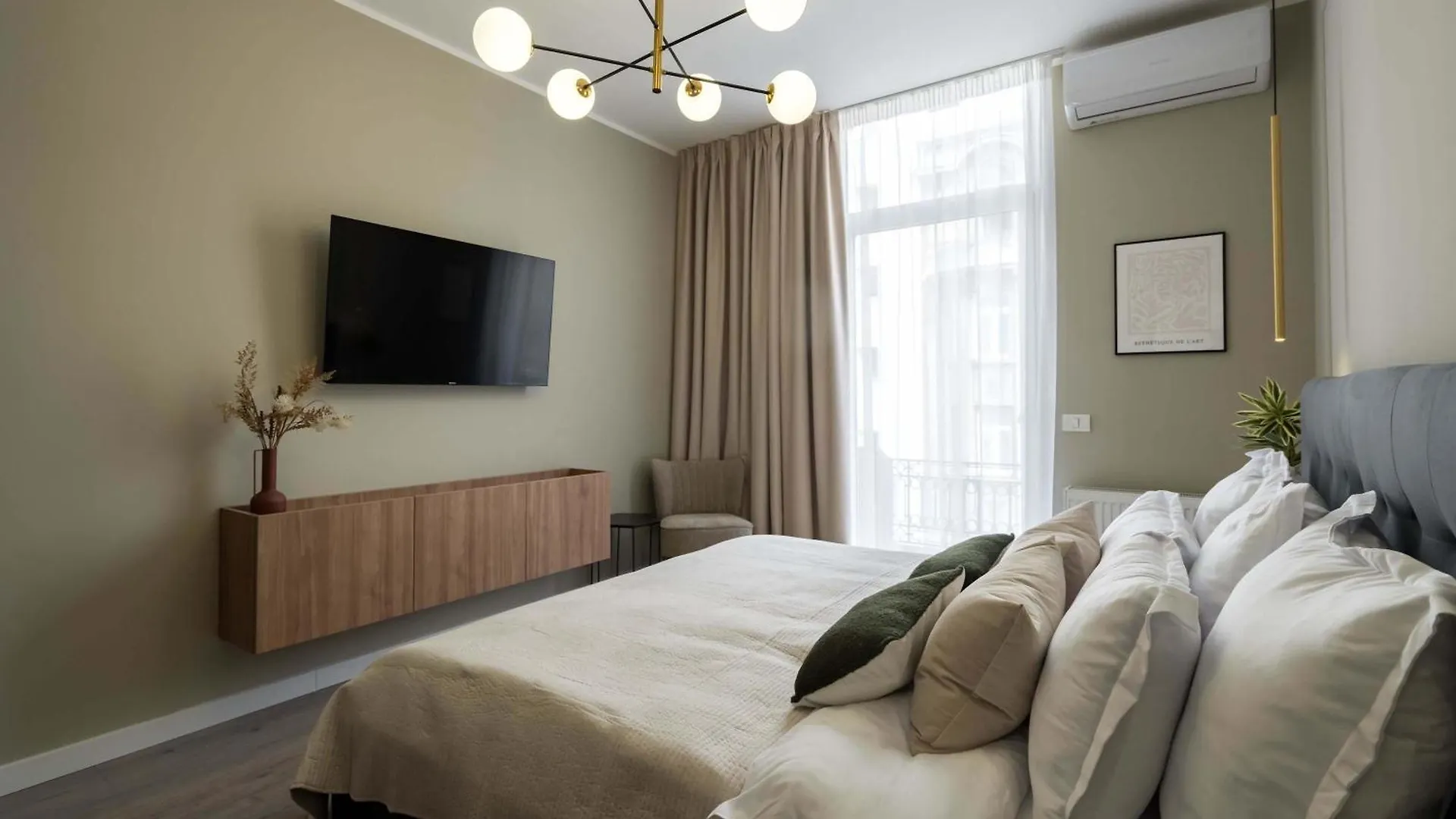 Gorgeous & Bright 2Br Condos - Steps From Old Town Bucharest Apartment