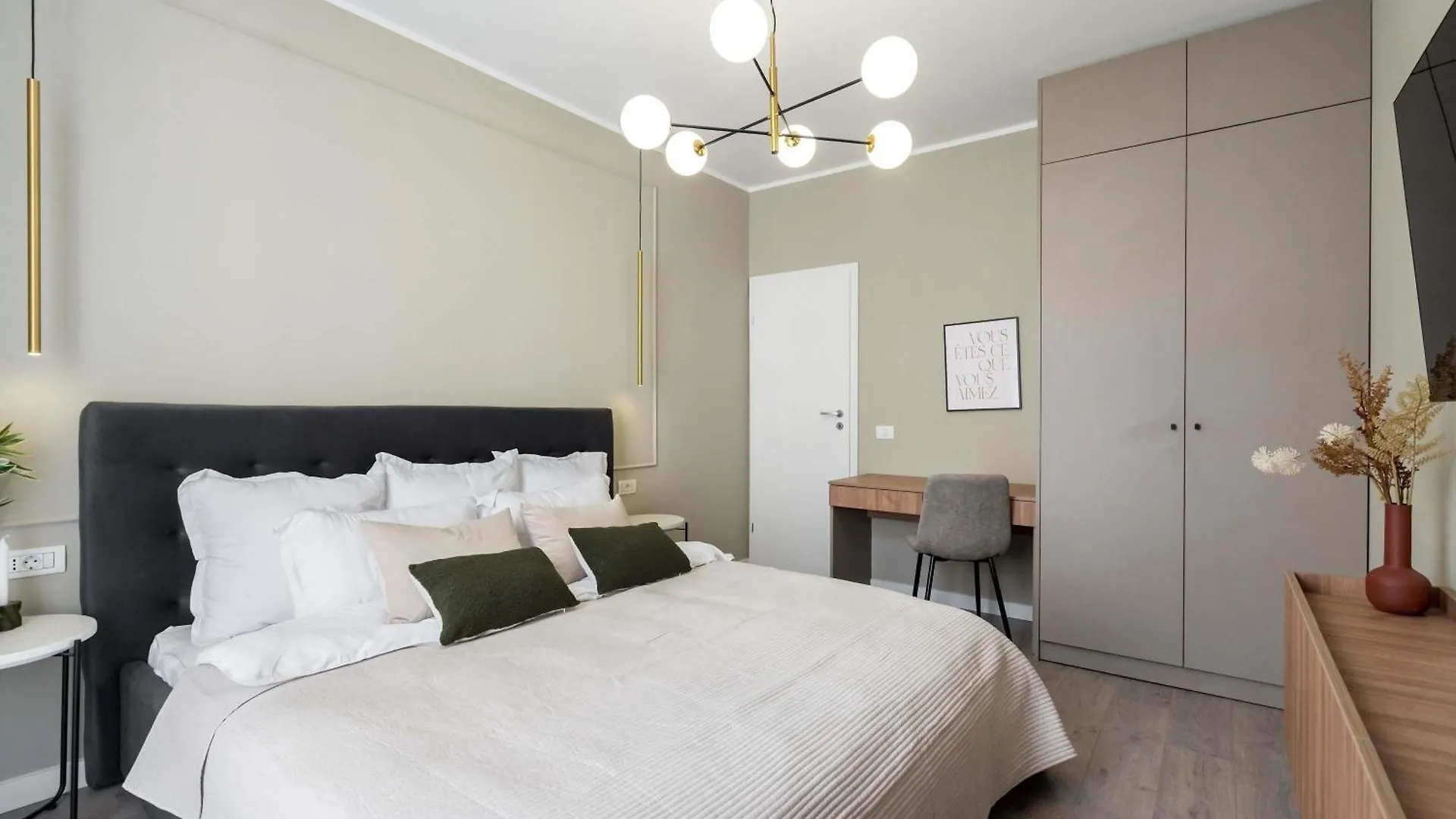 Gorgeous & Bright 2Br Condos - Steps From Old Town Bucharest Romania