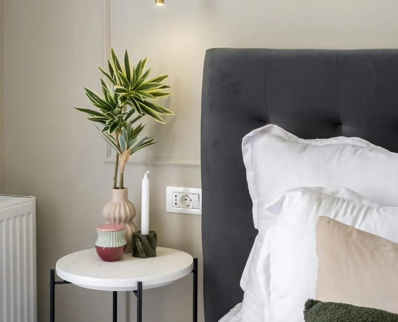 Gorgeous & Bright 2Br Condos - Steps From Old Town Bucarest Appartamento