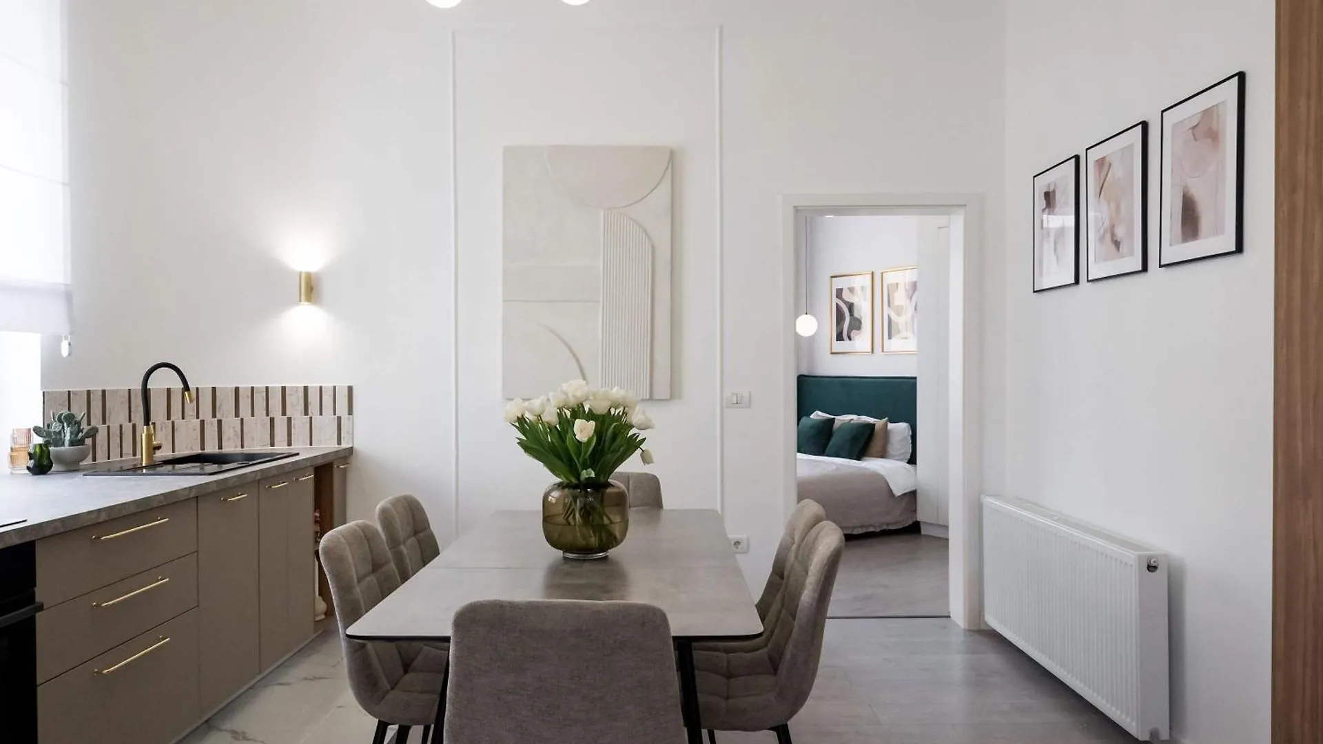 Gorgeous & Bright 2Br Condos - Steps From Old Town Bucarest Appartamento