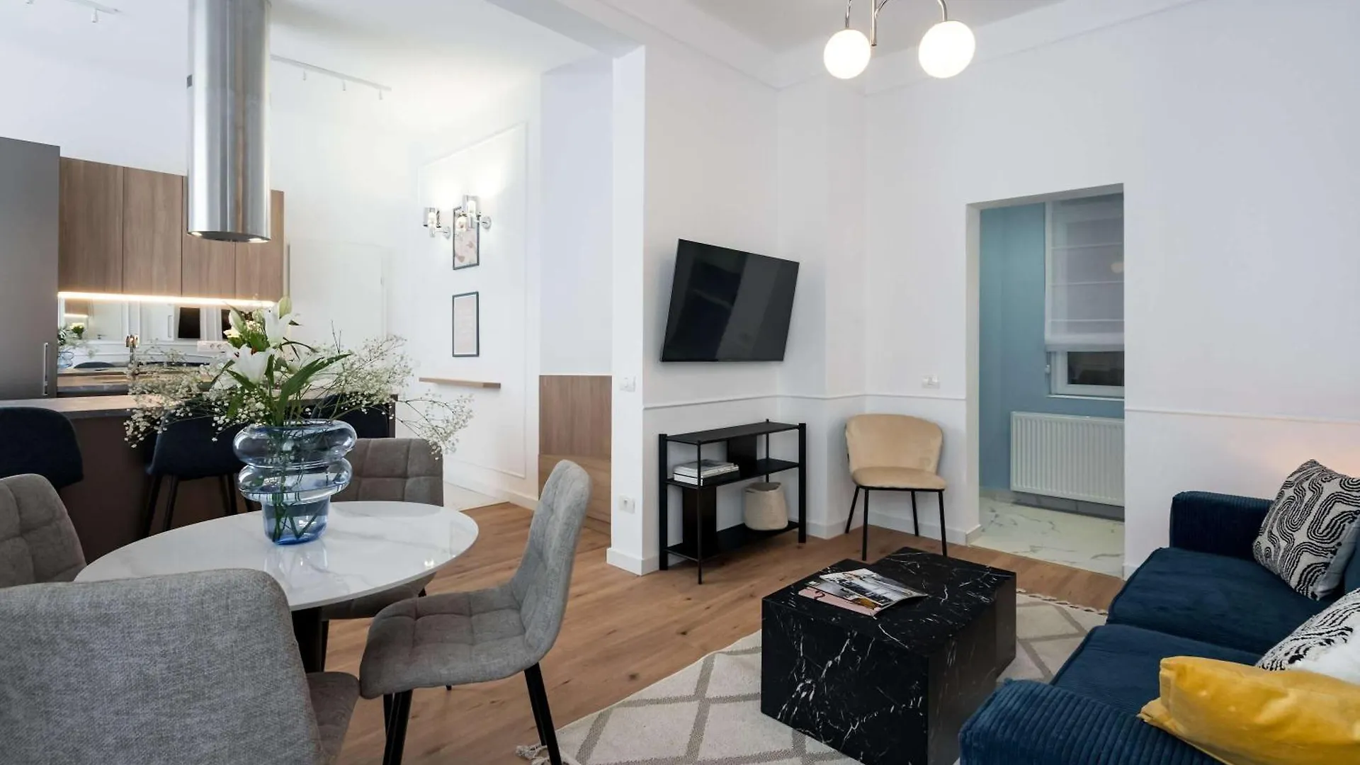 Gorgeous & Bright 2Br Condos - Steps From Old Town Bucarest Appartamento